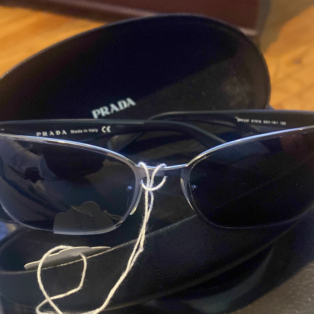 Prada - Picture 2 of 5